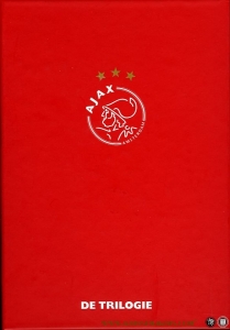 Ajax. De trilogie (DVD), Overzicht van 3 kampioenschappen op rij + exclusieve bijdragen van Ajax-teammanager David Endt + alle goals van het seizoen 2012/13 — AA