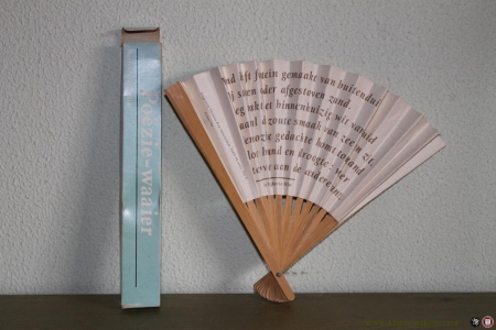 Poëzie-waaier No. 5, Zomer 1996. Met een gedicht van Neeltje Maria Min: Wind heeft fontein gemaakt van buitenduin. — MIN, Neeltje Maria