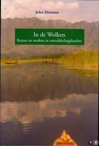 In de Wolken. Reizen en werken in ontwikkelingslanden. — DRIESSEN, John