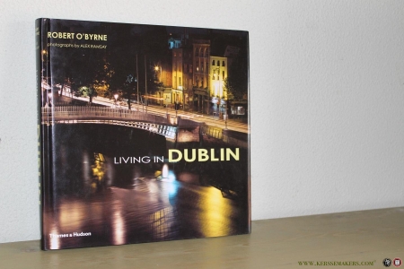 Living in Dublin. With 246 color photographs by Alex Ramsay. — O'Bryne, Robert