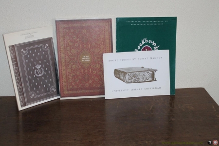 4 uitgaven over boekbanden. Voor titels zie 'meer info'. — Diverse auteurs