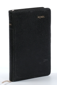 Bijbel, dat is de gansche Heilige Schrift bevattende al de Canonieke Boeken des Ouden en Nieuwen Testaments door last van de Hoog-Mog. Heeren Staten-Generaal der vereenigde Nederlanden en volgens besluit van de Synode Nationaal gehouden in Dordrecht in de jaren 1618-1619 uit de oorspronkelijke talen in onze Nederlandse taal getrouwelijk overgezet. — Bijbel: