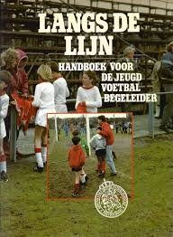 Langs de lijn. Handboek voor de jeugdvoetbal begeleider — Steen, Henri van der (red)
